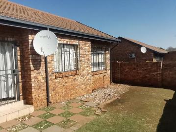 2 Bedroom townhouse sectional to rent in Hennopspark, Centurion
