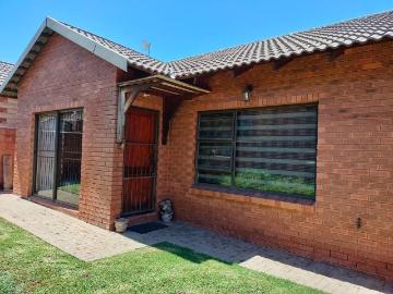 2 Bedroom townhouse sectional to rent in Hillside, Bloemfontein
