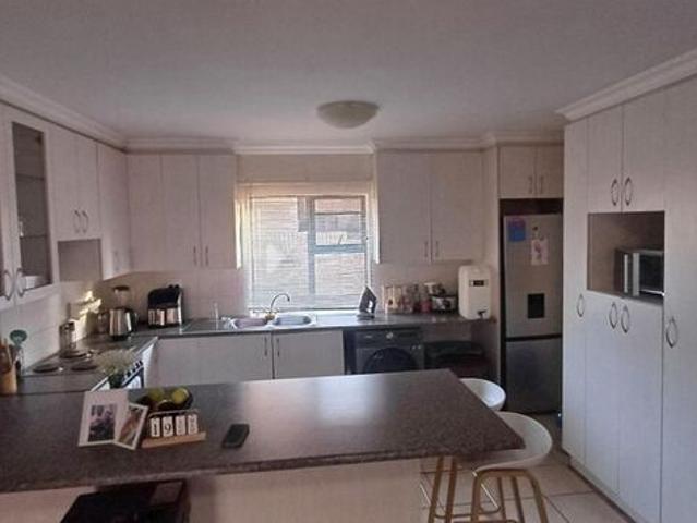 2 Bedroom townhouse sectional to rent in Langenhovenpark, Bloemfontein