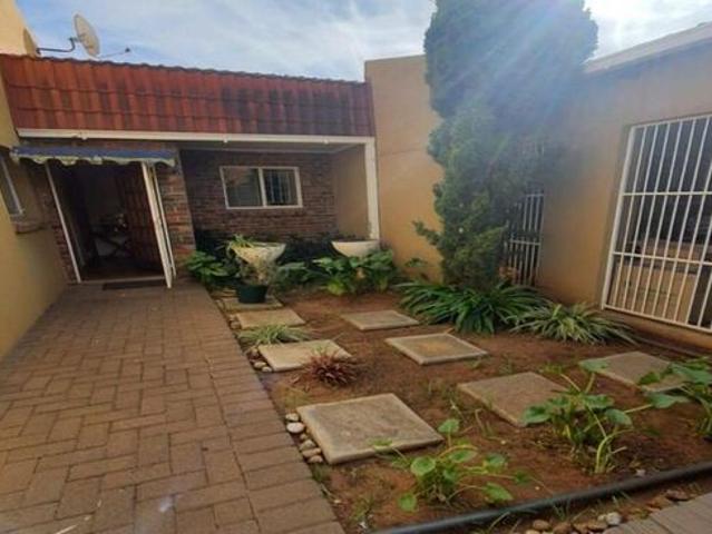 2 Bedroom townhouse sectional to rent in Langenhovenpark, Bloemfontein