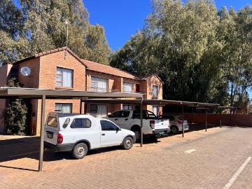 2 Bedroom townhouse sectional to rent in Langenhovenpark, Bloemfontein