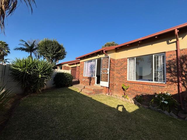 2 Bedroom townhouse sectional rented in Radiokop, Roodepoort