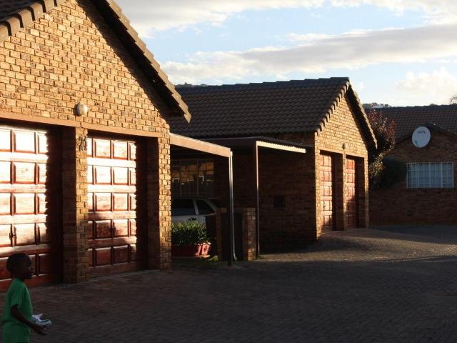 2 Bedroom townhouse sectional rented in Willowbrook, Roodepoort