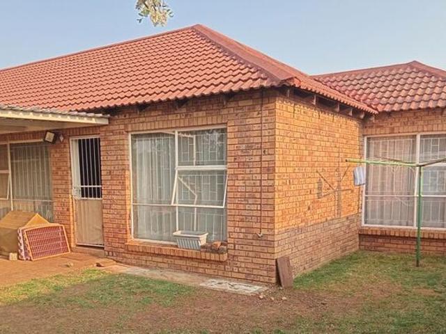 2 Bedroom townhouse sectional rented in Langenhovenpark, Bloemfontein