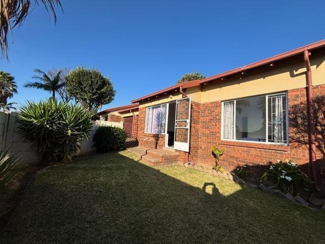2 Bedroom townhouse sectional rented in Radiokop, Roodepoort