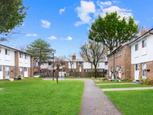 2 Bedroom Townhouse Thornhill ON 103611319