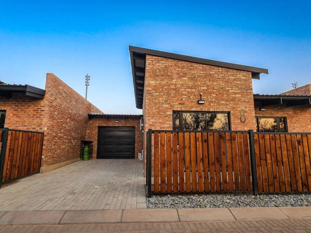 2 Bedroom Townhouse To Let in Vyfhoek AH