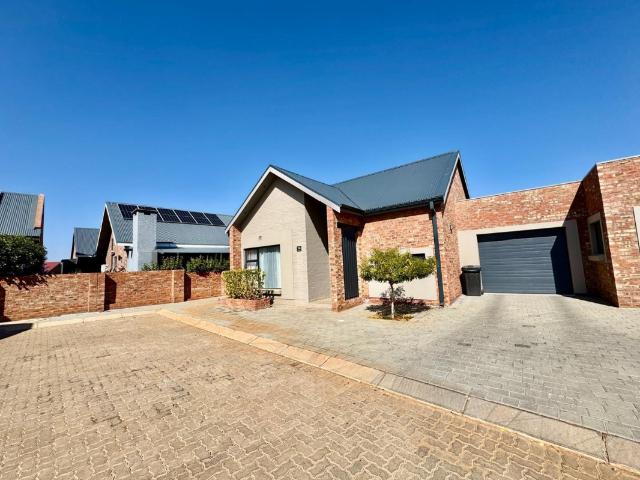 2 Bedroom Townhouse To Let in De Land Estate