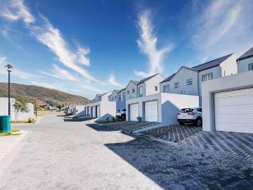 2 Bedroom Townhouse To Let in Honeydew Country Estate