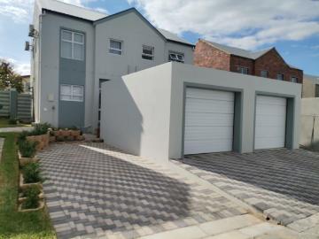 2 Bedroom Townhouse To Let in Honeydew Country Estate