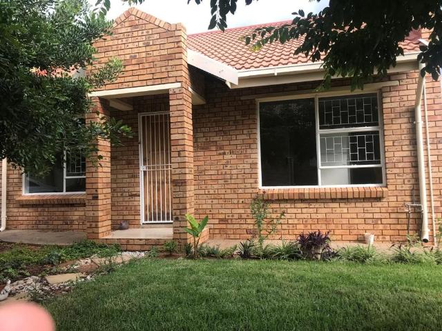 2 Bedroom Townhouse To Let in Langenhovenpark