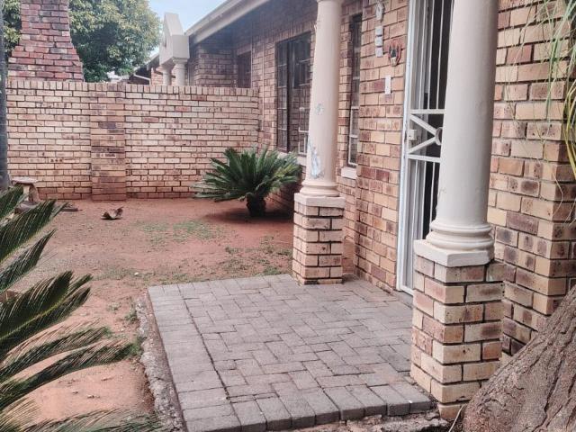 2 Bedroom Townhouse To Let in Langenhovenpark