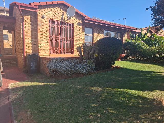 2 Bedroom Townhouse To Let in Mondeor