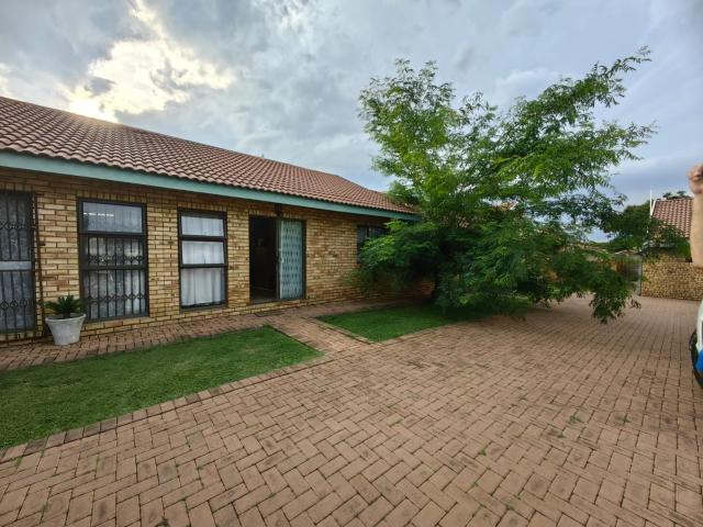 2 Bedroom Townhouse To Let in Roodia
