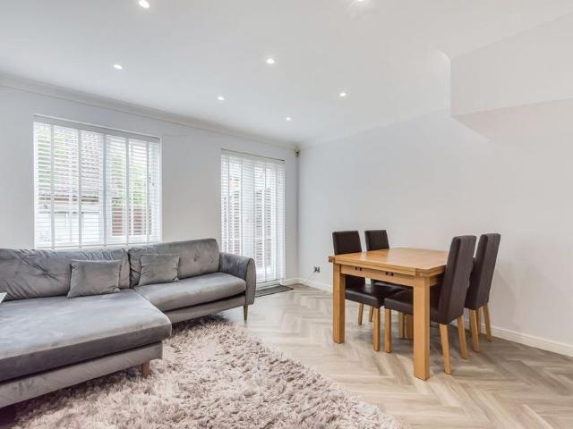 2 bedroom townhouse to rent