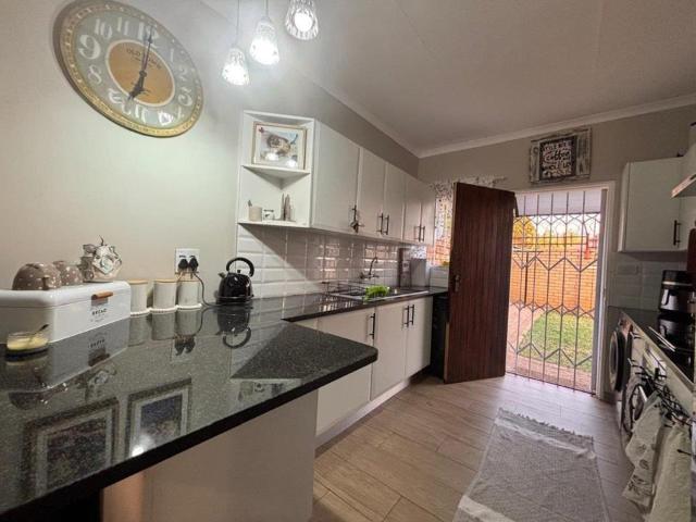 2 Bedroom Townhouse to Rent in Die Wilgers