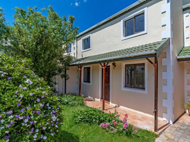 2 Bedroom Townhouse To Rent in Heritage Park