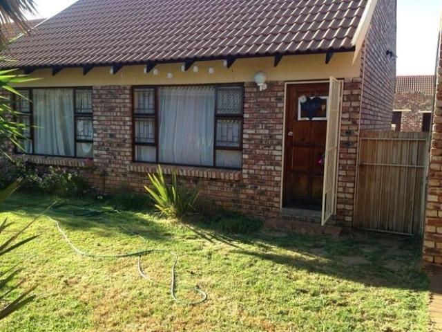 2 Bedroom Townhouse to Rent in Langenhovenpark