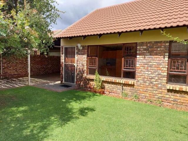 2 Bedroom Townhouse to Rent in Langenhovenpark