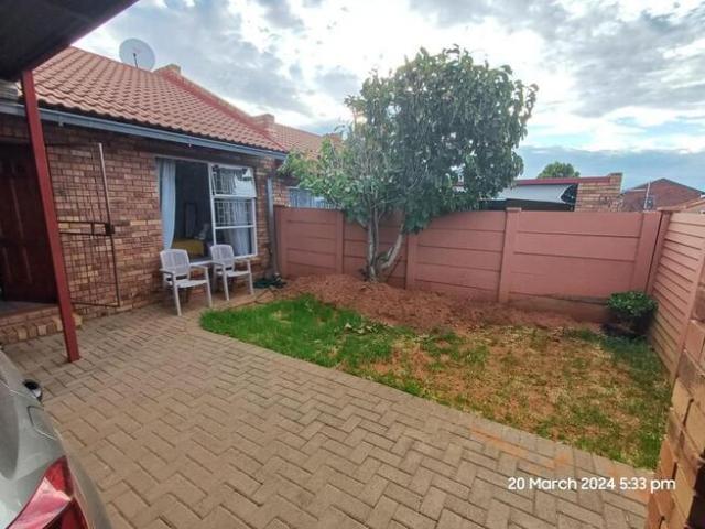 2 Bedroom Townhouse to Rent in Langenhovenpark