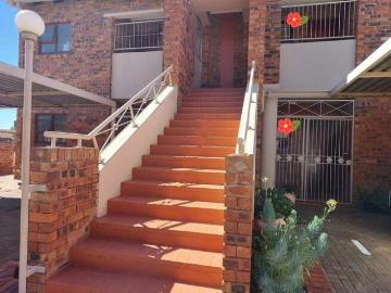 2 Bedroom Townhouse to Rent in Langenhovenpark
