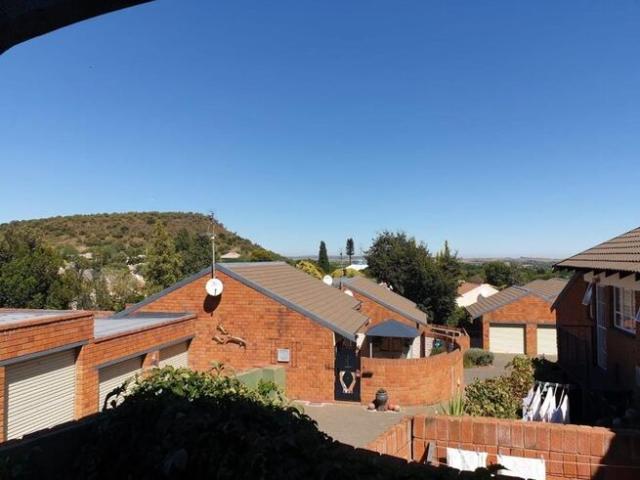 2 Bedroom Townhouse to Rent in Langenhovenpark
