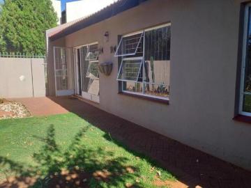 2 Bedroom Townhouse to Rent in Langenhovenpark