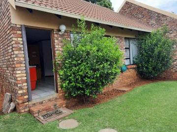 2 Bedroom Townhouse to Rent in Langenhovenpark