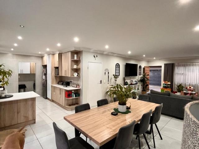 2 Bedroom Townhouse To Rent in New Redruth