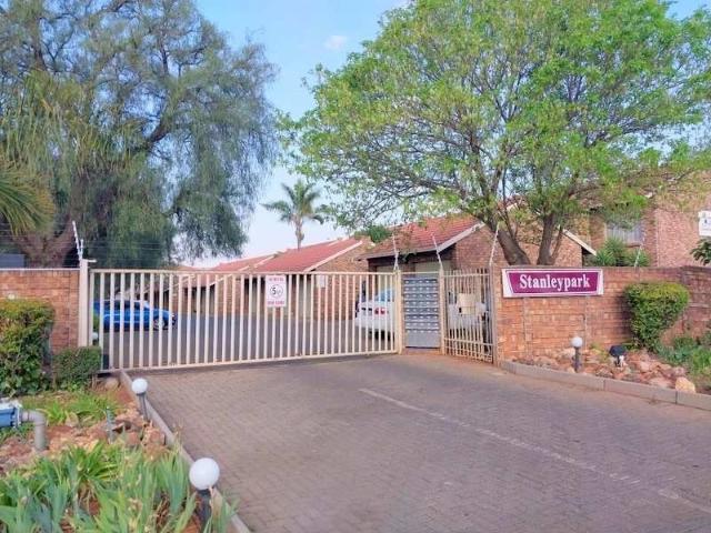 2 Bedroom Townhouse to Rent in Pierre Van Ryneveld