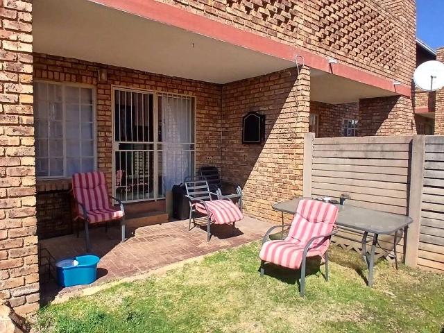 2 Bedroom Townhouse to Rent in Pierre Van Ryneveld