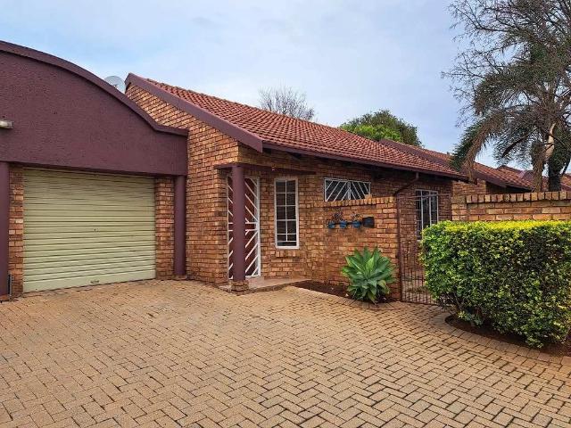 2 Bedroom Townhouse to Rent in Rooihuiskraal North