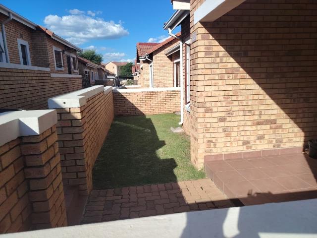 2 Bedroom Townhouse To Rent in Randpark Ridge