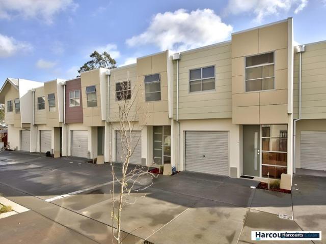 2 Bedroom Townhouse walking distance to Train Station