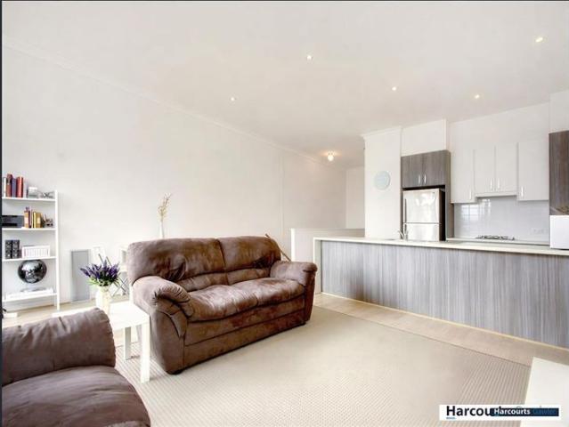 2 Bedroom Townhouse walking distance to Train Station