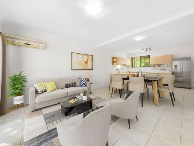 2 Bedroom Townhouse with Gas Cooking and Air conditioning