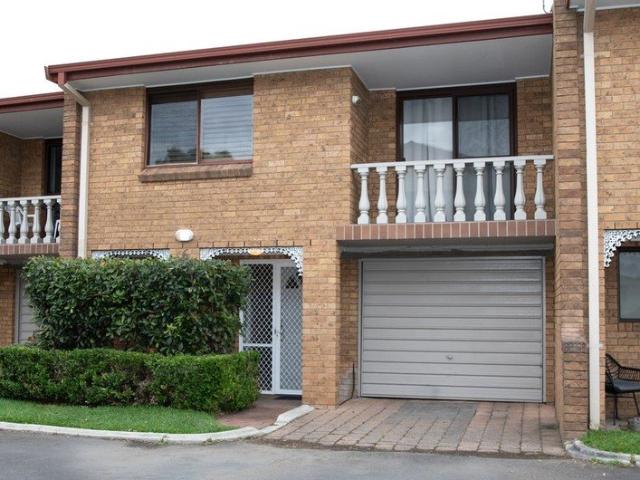 2 Bedroom Townhouse with Ducted AC & Garage