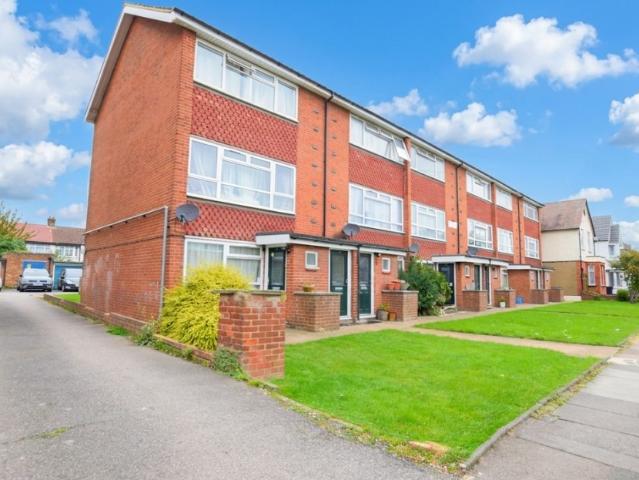 2 Bedroom To Rent in The Coppins Chadwell Avenue, Romford, RM6