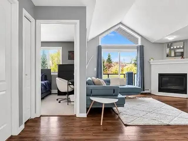 2 bedroom, top floor condo, great walkable location — 2 Bedrooms Condo Unit