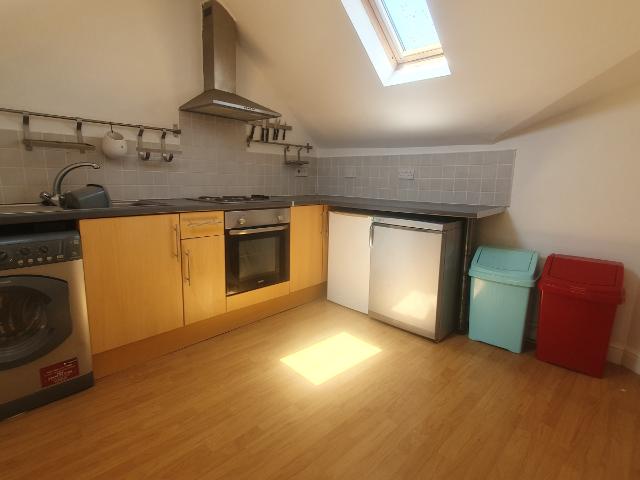 2 bedroom top floor flat available to rent
