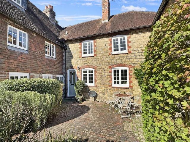 2 bedroom Terraced Cottage in Petworth 2 bed cottage to rent £1,650 pcm £381 pw
