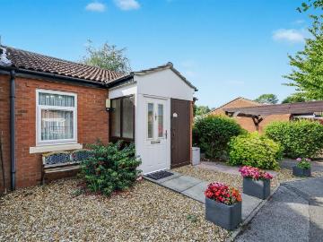 2 bedroom terraced bungalow for sale