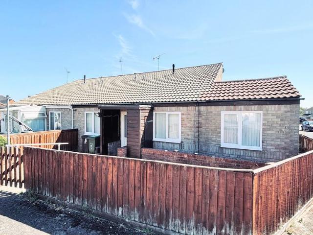 2 bedroom terraced bungalow for sale