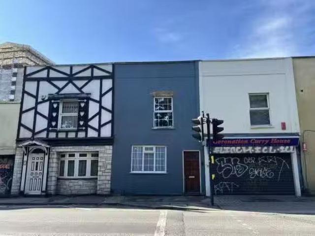 2 bedroom terraced house for rent in Coronation Road, Southvil.