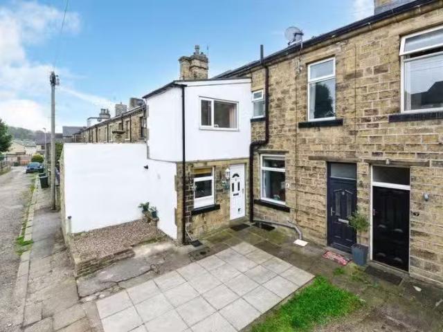 2 bedroom terraced house for rent in Cross Lane, Bingley, West.