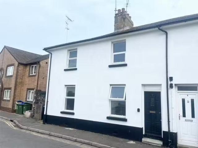 2 bedroom terraced house for rent in Albert Road, Littlehampto.