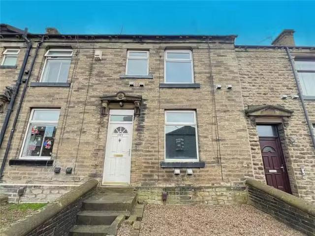 2 bedroom terraced house for rent in Bradford Road, Oakenshaw.