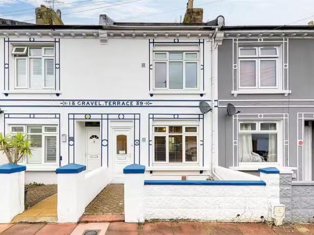 2 bedroom terraced house for rent in Howard Street, Worthing.