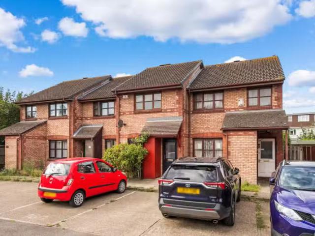 2 bedroom terraced house for rent in Lowry Crescent, Mitcham.