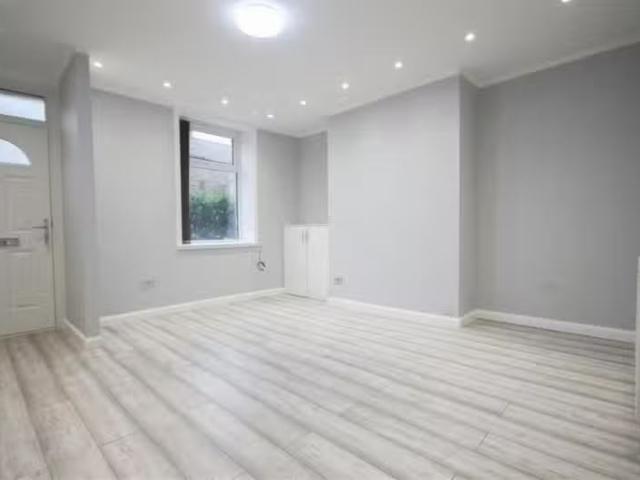 2 bedroom terraced house for rent in Manchester Road, Haslingd.